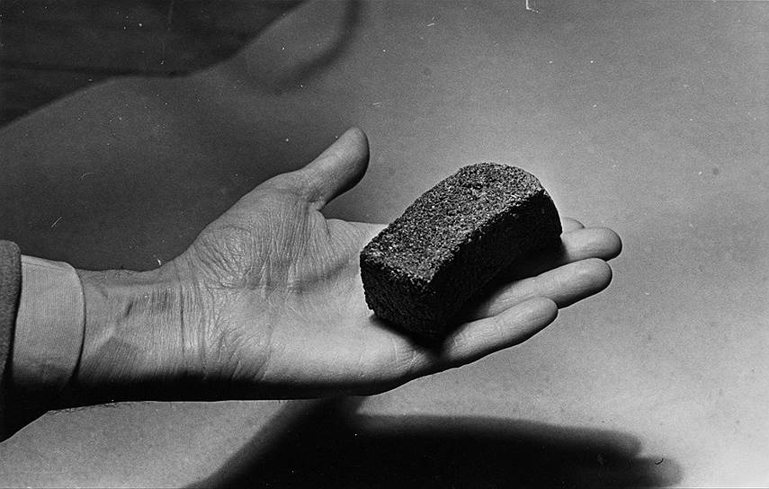 В 1942 году в Ленинграде было организовано дополнительное лечебное питание по повышенным нормам в специальных стационарах при заводах и фабриках, а также в некоторых городских столовых. При гостинице «Астория» начал работать стационар для ученых и творческих работников Из дневника Лены Мухиной: «Вот мы здесь с голода мрем, как мухи, а в Москве Сталин вчера дал опять обед в честь Идена. Прямо безобразие, они там жрут, как черти...»