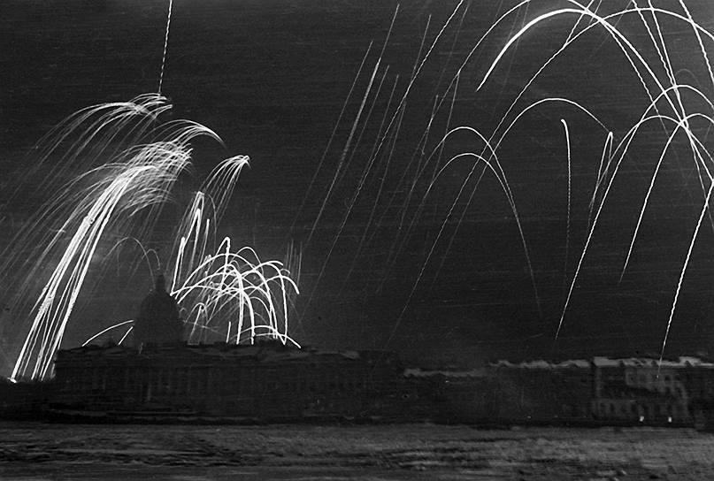 Осенью 1941 года немецкие войска пытались разрушить город массированными артиллерийскими обстрелами и бомбежками. Основные удары при этом были направлены на склады с продовольствием: так, например, были уничтожены Бадаевские склады, где находилось несколько тысяч тонн продуктов Из дневника Лены Мухиной: «Немцы, наверно, превратят Ленинград в развалины, потом займут его. Мы все, кто успеет убежать, будем жить в лесах. И там мы умрем, или замерзнем от холода, или умрем от голода, или нас убьют...»