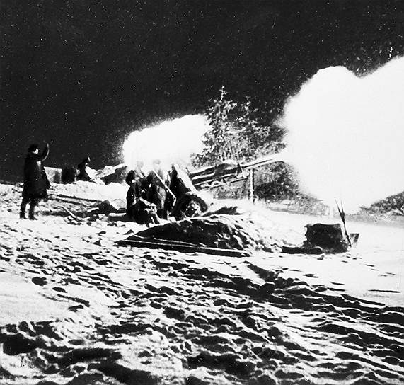 В ноябре 1941 года советские войска начали контрнаступление, заставив противника отойти к реке Волхов и предотвратив соединение немецких войск с финскими восточнее Ленинграда. К концу года Финляндия практически прекратила боевые действия. В Ленинграде тем временем вышел из строя водопровод, прекратилось теплоснабжение жилых домов Из дневника Лены Мухиной: «Наступила суровая зима. Дома холодно, ибо дрова надо очень экономить, и печка топится только, чтобы приготовить обед; темно... Школа не отапливается, в некоторых классах замерзли чернила, хорошо еще, что школьникам дают без карточек по горячей тарелке супа»