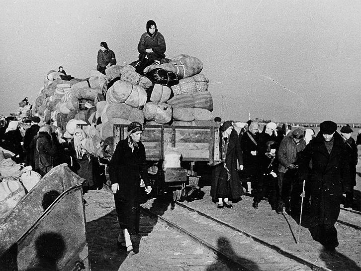 Эвакуация жителей Ленинграда началась еще в июне 1941 года. Восьмиклассница Лена Мухина начала вести дневник за месяц до начала войны — 22 мая 1941 года. Летом 1942 года в истощенном состоянии она была эвакуирована в город Горький. В своем дневнике школьница так описала события в Ленинграде: «Уже 3 дня, как идет эвакуация детей... На 100 человек прикрепляются один руководитель и одна нянька. По всему городу заканчивается строительство бомбоубежищ, траншей, щелей»