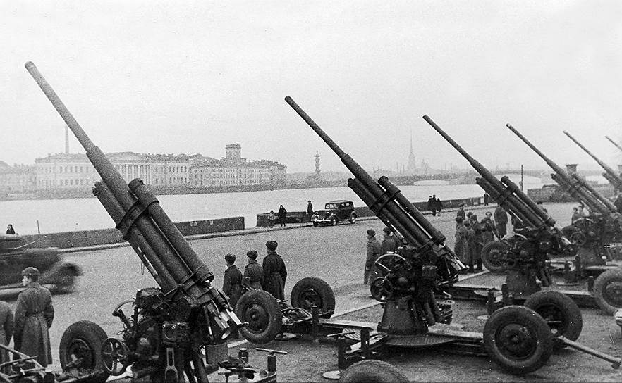 Весной 1942 года — с потеплением и улучшением питания — в Ленинграде сократилось количество внезапных смертей на улицах. Все трудоспособное население вышло расчищать город от мусора Из дневника Лены Мухиной:«Милая, дорогая, любимая мама. Ты не дожила до улучшения всего каких-нибудь несколько дней. Ты умерла 7-го утром, а 11-го прибавили хлеба, а 12-го дали крупу»