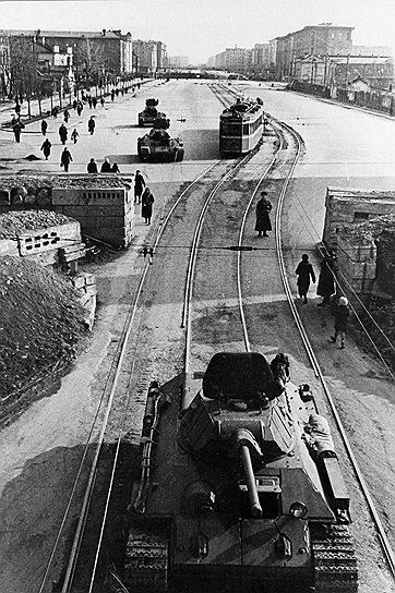 В апреле 1942 года в Ленинграде был вновь запущен регулярный пассажирский трамвай — для этого пришлось восстановить около 150 км контактной сети. Пуск троллейбуса при этом городские власти сочли нецелесообразным Из записей Лены Мухиной: «Сегодня пошли трамваи. Какая радость»