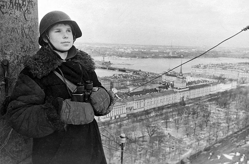 В октябре 1941 года были введены продовольственные карточки: рабочие и инженерно-технические работники стали получать по 400 г хлеба в сутки, все остальные — по 200 г. В январе 1942 года эту норму сократили Из дневника Лены Мухиной: «Я работаю в госпитале при Институте охраны материнства и младенчества имени Клары Цеткин. У нас, санитарок, суточное дежурство. Работа очень трудная, но я понемногу привыкаю. Зато я в дни дежурств бываю сыта и получаю карточку первой категории с 400 г хлеба в день»