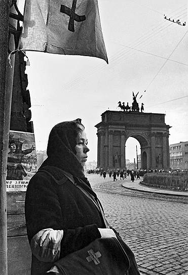 К концу 1941 года положение жителей Ленинграда резко ухудшилось Из дневника врача одного из ленинградских госпиталей: «18.12.41. почти 4 месяца мы в блокаде. Нет подвоза продуктов, нет топлива. Электростанция, несмотря на все ухищрения сволочей-гитлеровцев, уцелела, но запасы так незначительны, что электрическим светом почти пользоваться нельзя... Дома почти не отапливались в этом году. Нашу надстройку до вчерашнего дня топили, а сегодня уже не топят. Нечем. Итак, ленинградцы имеют основную триаду: холод, голод и темноту»