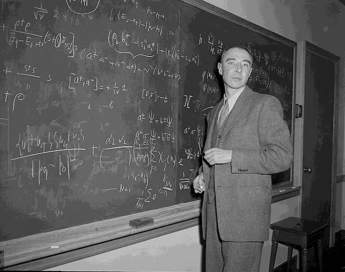 9 октября 1941 года президент США Франклин Рузвельт принял ускоренную программу по созданию атомной бомбы. 17 сентября 1943 года США начали реализацию программы, получившей название «Проект Манхэттен». Для руководства секретной лабораторией был приглашен физик Роберт Оппенгеймер (на фото), военную часть проекта курировал генерал Лесли Гровс