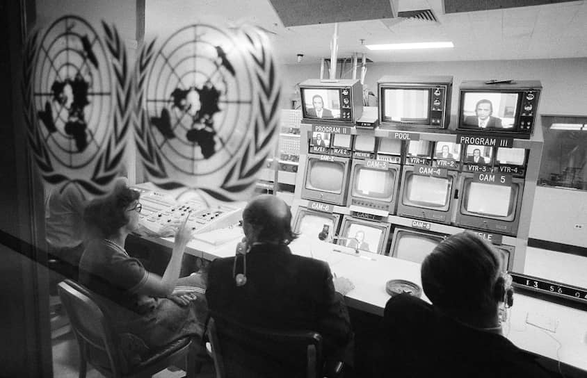12 июня 1968 года резолюцией ООН был одобрен Договор о нераспространении ядерного оружия (ДНЯО). Государства-участники обязались не передавать и не принимать ядерное оружие или другие ядерные взрывные устройства, а также контроль над ними; не поощрять и не побуждать страны к производству или приобретению такого оружия. Проверку выполнения договора осуществляет МАГАТЭ. Документ не подписали Израиль, Индия и Пакистан, в 2003 году свою подпись отозвала КНДР. Иран ратифицировал договор, но с 2004 года подозревается МАГАТЭ в его нарушении. Документ подписан 190 странами