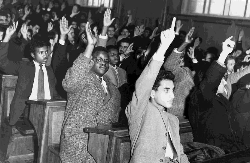 7 декабря 1970 года резолюцией ООН был принят Договор о запрещении размещения на дне морей и океанов и в его недрах ядерного оружия и других видов оружия массового уничтожения. Подписан 11 февраля 1971 года СССР, Великобританией и США. Договор запрещает размещать такое оружие на морском дне за пределами 12-мильной прибрежной зоны. Участниками договора являются 95 стран, среди них нет, к примеру, Франции, Израиля, Пакистана На фото: студенты МГУ протестуют против ядерных испытаний Франции в пустыне Сахара в 1960 году