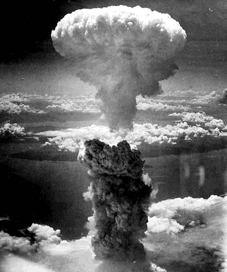 6 и 9 августа 1945 года США сбросили ядерные бомбы «Толстяк» и «Малыш» на японские города Хиросима и Нагасаки На фото: бомбардировка Нагасаки 9 августа