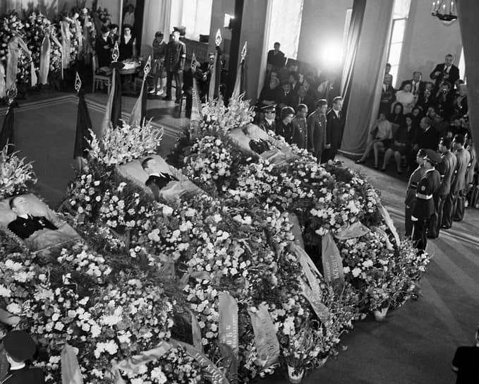 В июне 1971 года в космос был запущен «Союз-11» с тремя космонавтами на борту — Георгием Добровольским, Владиславом Волковым и Виктором Пацаевым. Космический корабль состыковался с орбитальной станцией «Салют», в течение 23 дней работал на орбите, а затем начал возвращаться на Землю. 30 июня спусковой аппарат приземлился в Казахстане. Но прибывшая на место посадки поисковая группа обнаружила всех троих космонавтов мертвыми. Расследование показало, что при отделении от корабля спускового аппарата открылся вентиляционный клапан, и отсек разгерметизировался