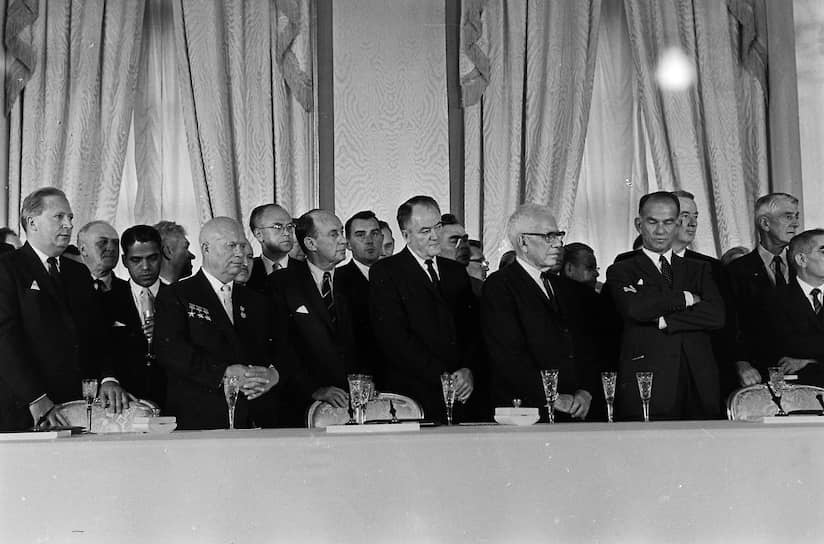 5 августа 1963 года в Москве СССР, США и Великобритания подписали Договор о запрещении испытаний ядерного оружия в атмосфере, в космическом пространстве и под водой. Участники обязались «запретить, предотвращать и не производить любые испытательные взрывы ядерного оружия и любые другие ядерные взрывы», если это вызывает выпадение радиоактивных осадков за пределами границ данного государства. В договоре участвуют 136 стран, в том числе Израиль, Индия и Пакистан. Вне документа остаются, например, КНДР, Франция, Китай На фото: подписание договора в Кремле