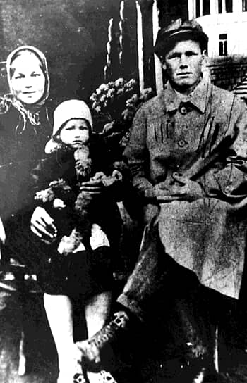 «Семья Ельциных, как написано в характеристике, которую прислал чекистам в Казань наш сельсовет, арендовала землю в количестве 5 га. "До революции хозяйство отца его было кулацкое, имел водяную мельницу и ветряную, имел молотильную машину, имел постоянных батраков, посева имел до 12 га, имел жатку-самовязку, имел лошадей до пяти штук, коров до четырех штук…" Имел, имел, имел… Тем и был виноват — много работал, много брал на себя»  Борис Ельцин родился 1 февраля 1931 года в селе Бутка Уральской области в семье раскулаченных крестьян  На фото: Борис Ельцин с родителями — Николаем Ельциным и Клавдией Старыгиной 