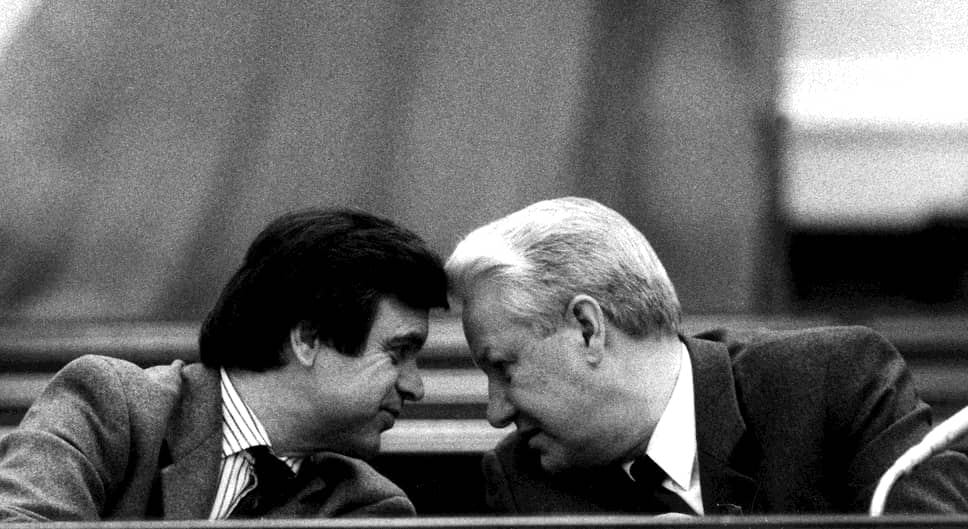 В июне 1991 года после избрания Бориса Ельцина президентом Российской Федерации Руслан Хасбулатов (на фото слева) стал председателем Верховного совета. В августе 1991 года, когда Горбачев как союзный президент был отстранен ГКЧП от власти, Хасбулатов, по мнению участников тех событий, сыграл одну из решающих ролей в подавлении путча 
