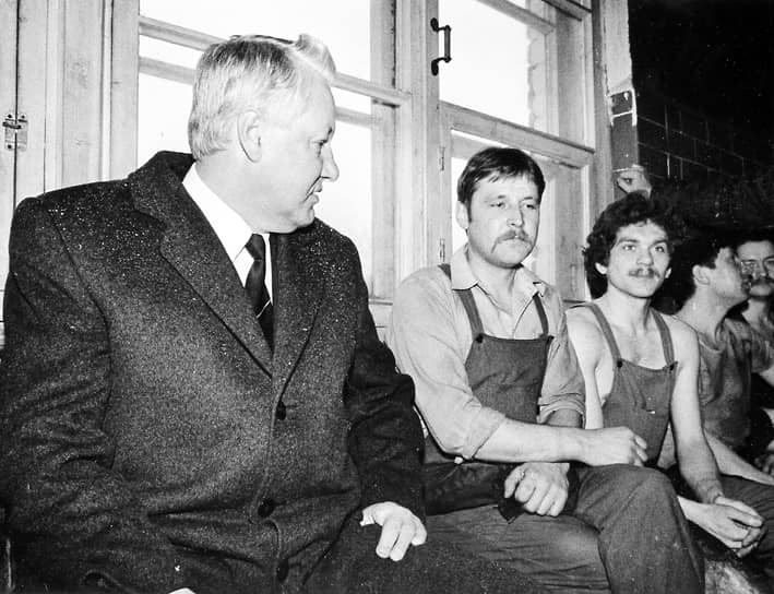 «С шести лет, собственно, домашнее хозяйство было на мне. И за младшими ребятишками ухаживать — одну в люльке качать, за другим следить, чтобы не нахулиганил, и по хозяйству — картошку сварить, посуду помыть, воды принести…»  Детство будущего президента прошло в городе Березники Пермской области. В школе Борис Ельцин (слева) хорошо учился и был старостой, но при этом отличался дерзким поведением, конфликтовал с учителями. После седьмого класса его исключили из школы с «волчьим билетом», однако он сумел добиться возможности продолжить учебу в другой школе 