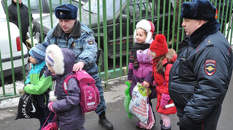 Захватчик был вооружен двумя винтовками, из которых он выпустил 11 пуль 