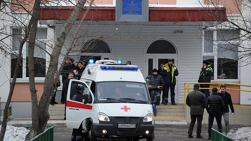 Три девочки положили у забора школы №263 красные и розовые гвоздики 