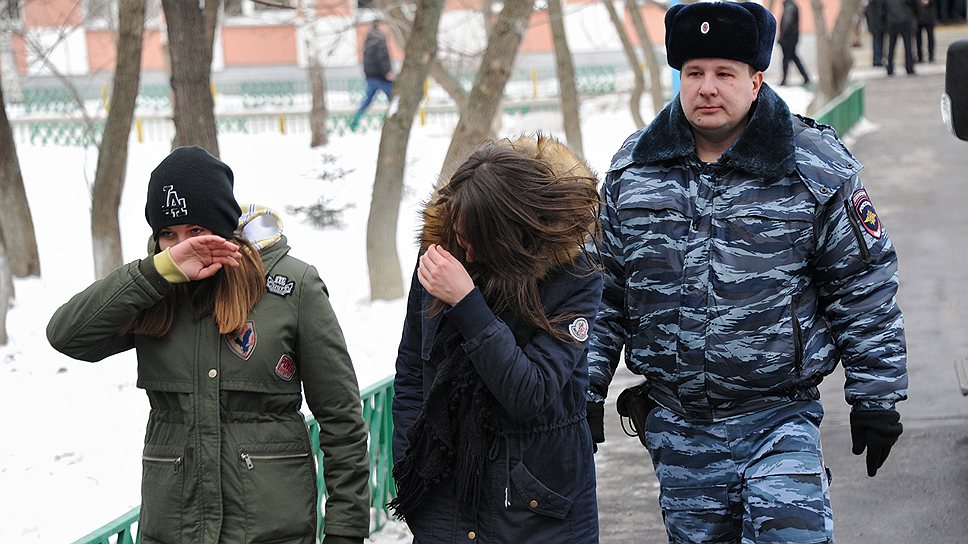 По предварительной информации, стрелок, под угрозой пистолета заставив охранника провести его внутрь здания, зашел в кабинет биологии, где в тот момент проходил урок у 10-го класса. На момент захвата там находились больше 20 детей в возрасте 15 лет. Остальных учеников и педагогов из здания экстренно эвакуировали 