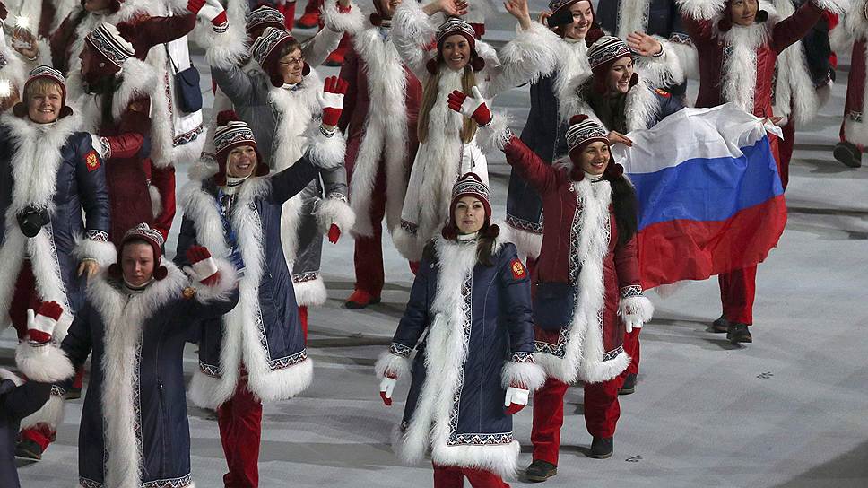 Сборная России. Под песню группы «Тату» «Нас не догонят» российские атлеты выходят вслед за знаменосцем, 39-летним бобслеистом Александром Зубковым