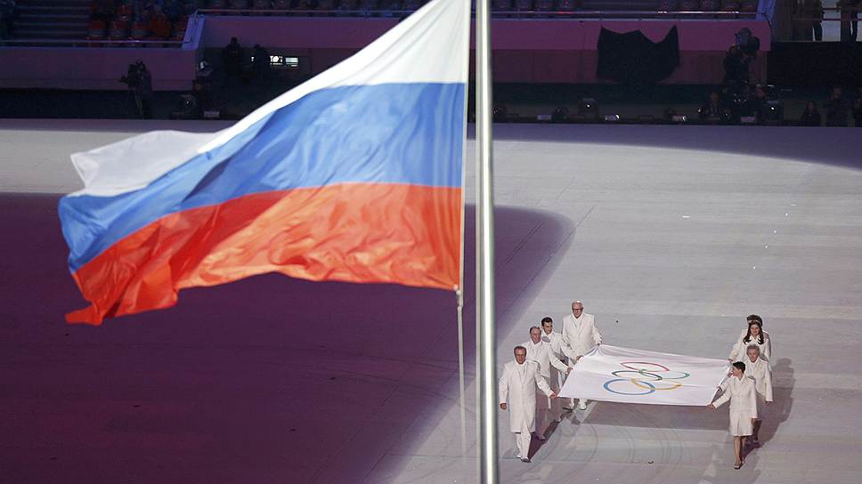 На стадион вносят Олимпийский флаг