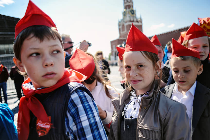 1 сентября было создано общероссийское общественно-государственное движение «Движение первых». Его целью заявлено воспитание, организация досуга подростков, и формирование мировоззрения «на основе традиционных российских духовных и нравственных ценностей». Численность участников к концу 2023 года составила около 4,7 млн человек