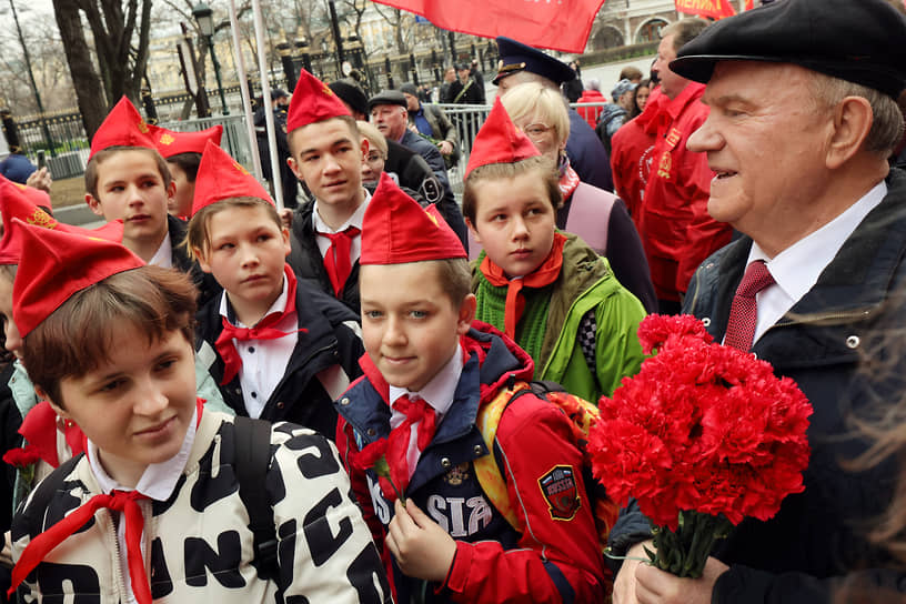 В России идею возрождения пионерской организации поддерживает КПРФ. В 2010 году тогдашний президент России Дмитрий Медведев заявил, что не против возрождения пионерского и комсомольского движения в России, но на уровне общественной организации, без идеологической ее составляющей и без участия государства
