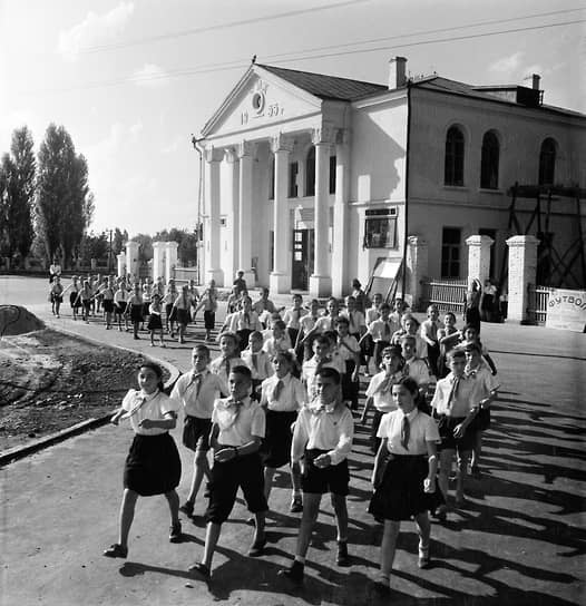 Кроме девиза у пионеров были гимн, клятва и законы. Первый гласил: «Пионер — юный строитель коммунизма — трудится и учится для блага Родины, готовится стать ее защитником». Второй призывал равняться на коммунистов, готовиться стать комсомольцем и вести за собой октябрят. Третий звучал так: «Пионер — надежный товарищ, уважает старших, заботится о младших, всегда поступает по совести»