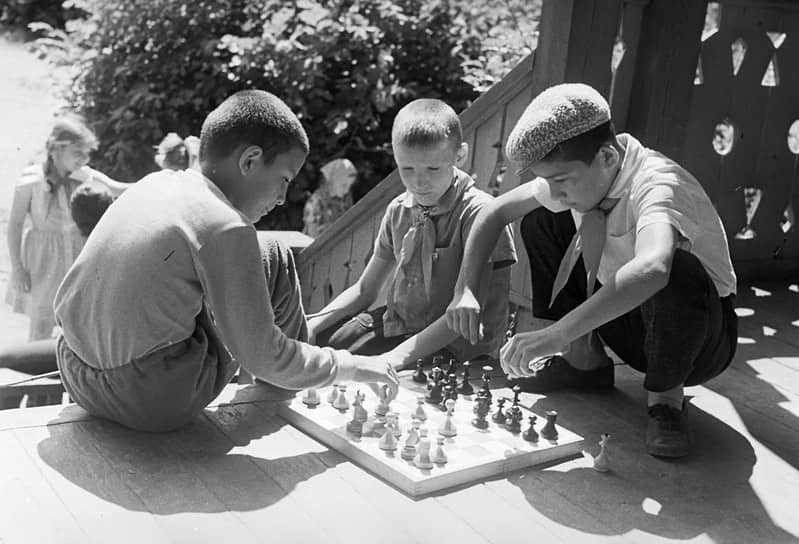 В начале 1930-х годов гражданским долгом пионера была объявлена борьба с антисоветскими элементами. Школьников призывали сообщать о нарушителях норм коммунистического общежития, а за образец пионера был взят Павлик Морозов, донесший на своего отца, помогавшего кулакам, и выступивший против него в суде