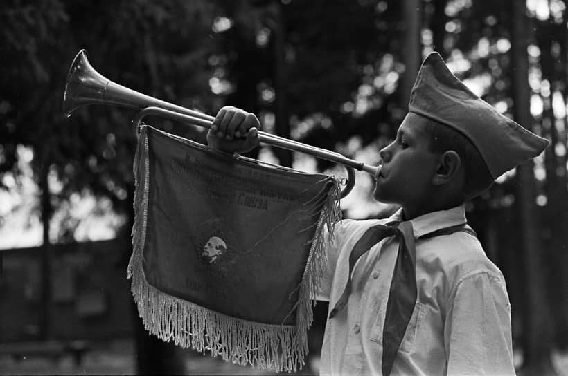 До смерти Ленина в 1924 году организация носила имя «Юные пионеры имени Спартака». Однако затем решением ЦК РКСМ было установлено официальное название — Всесоюзная пионерская организация им. В. И. Ленина
