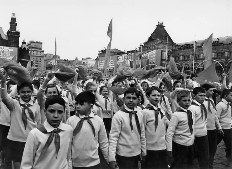 Движение в пионерской организации начиналось с поступлением в школу, когда ребенка принимали в октябрята. В девять лет школьника посвящали в пионеры. Завершающим этапом социального становления школьника считалось вручение комсомольского значка и посвящение в комсомольцы