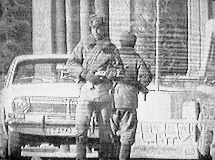 Решение о вводе советских войск в Афганистан было принято 12 декабря 1979 года. 20 декабря в Кабул был переброшен так называемый «мусульманский батальон», состоящий из советских военнослужащих среднеазиатского происхождения, которые вошли в бригаду охраны дворца Амина. Для последующего штурма дворца в Афганистан также прибыли спецгруппы КГБ СССР 