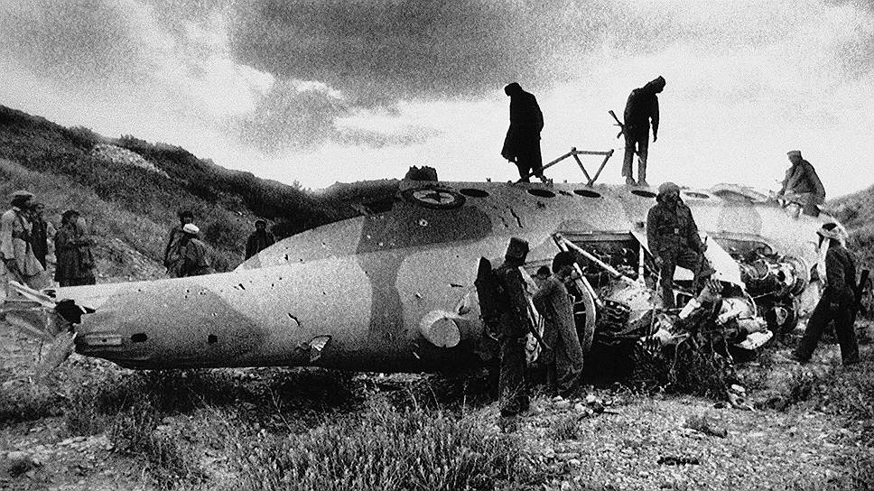 14 апреля 1988 года министры иностранных дел Афганистана и Пакистана при посредничестве ООН подписали Женевские соглашения о политическом урегулировании положения вокруг ситуации в Афганистане. СССР, ставший одним из гарантов договоренности, обязался вывести свой контингент в 9-месячный срок, начиная с 15 мая 