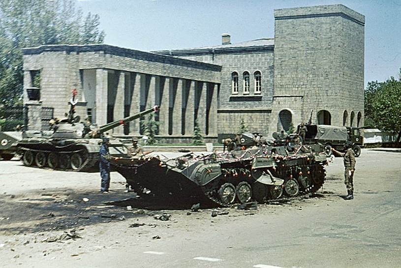 В апреле 1978 года в Афганистане произошла Саурская революция, в результате которой был свергнут диктаторский режим президента Мухаммеда Дауда, а сам президент и члены его семьи были убиты. К власти пришла Народно-демократическая партия Афганистана, провозгласившая страну Демократической Республикой Афганистан 