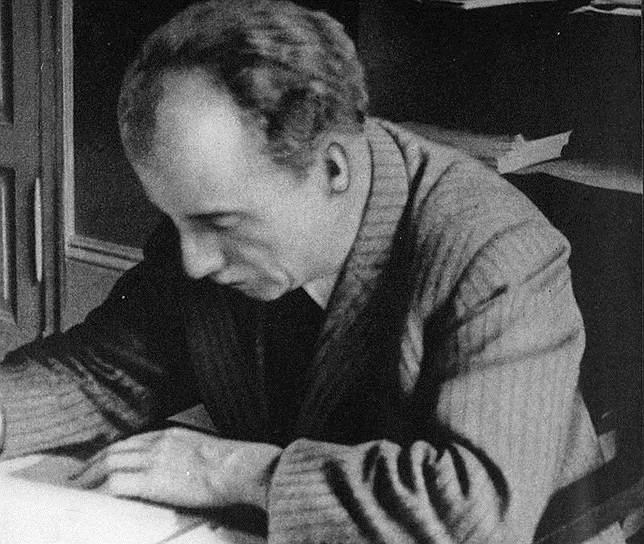 Почти все участники движения были возмущены преступлениями фашистов, многие из них стали свидетелями зверств в Польше. Основатель движения Ганс Шолль и Кристоф Пробст учились вместе в Мюнхенском университете, слушая там лекции профессора Курта Хубера (на фото). Профессор составлял и распространял листовки против национал-социалистов и лично Адольфа Гитлера