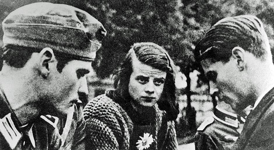 Летом 1942 года в Германии возникло студенческое антифашистское движение «Белая роза», названное так же, как и роман американца Бруно Травена. Своей целью студенты называли информирование населения о преступлениях Третьего рейха На фото слева направо: Ганс Шолль, Софи Шолль и Кристоф Пробст
