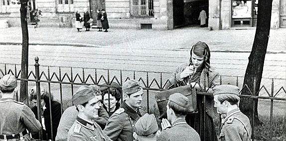 Со временем у студенческого движения появились последователи во многих городах. В Ульме действовала Ульмская группа абитуриентов, в Саарбрюккене — саарбрюккенская, в которую входили ученики реформированной гимназии, в Берлине — группа «Дядя Эмиль», членами которой были журналистка Рут Андреас-Фридрих, дирижер Лео Борхард, студентка театрального училища и врач-терапевт. Благодаря таким «отделениям» листовки распространялись по всей Германии