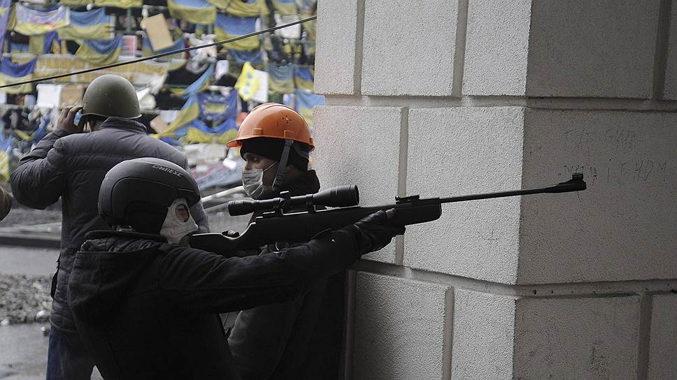 Так называемый «Правый сектор» заявил, что формирование не подписывало «никаких соглашений» и не намерено соблюдать перемирие, а в МВД с утра говорят о работе снайперов, от которых на Майдане Незалежности пострадали более 20 силовиков 