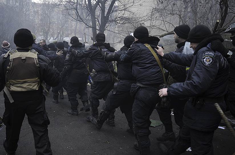 Известно, что в центре столицы Украины протестующими были захвачены в плен несколько сотрудников правоохранительных органов, а власти объявили о срочной эвакуации из зданий Верховной рады и правительства 