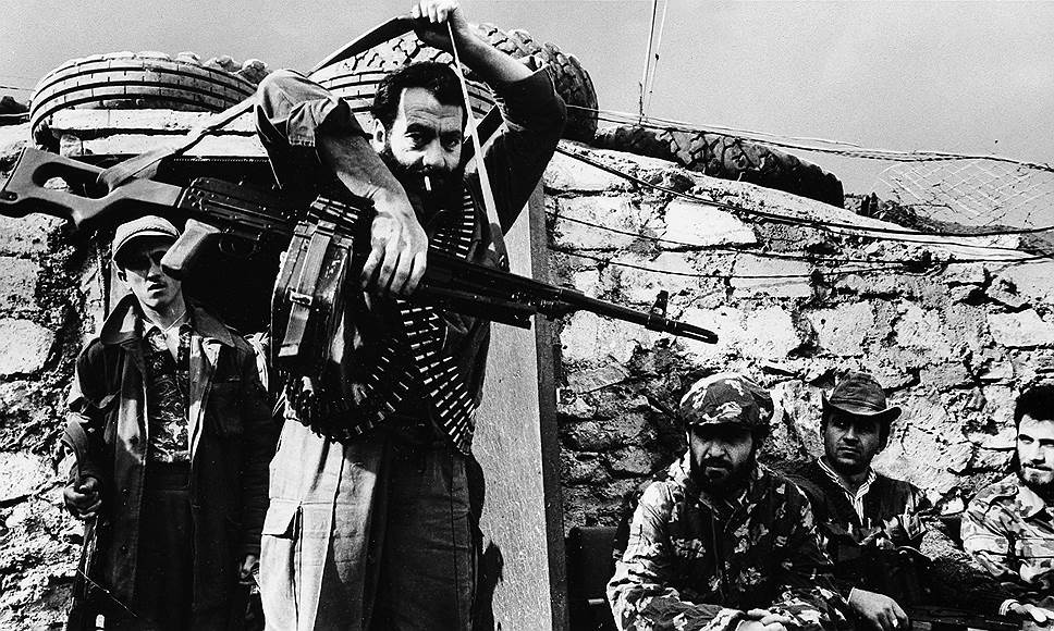 23 июля 1993 года карабахским силам самообороны удалось добиться значительного военного успеха: по информации министерства обороны Азербайджана, ими был взят Агдам, блокирован приграничный райцентр Физули, а также дорога, связывающая юго-западные районы Азербайджана с остальной частью страны. Армянская же сторона продолжала опровергать сообщения о наступательных действиях, подчеркивая, что ее цель — лишь подавить огневые точки противника в приграничных с Карабахом районах, откуда ведется регулярный обстрел карабахской столицы Степанакерта. Однако исполняющий обязанности президента Азербайджана Гейдар Алиев направил обращение в Совет безопасности ООН, где утверждал, что «армянским агрессором захвачено свыше 17% азербайджанской территории» и потребовал международного вмешательства 
