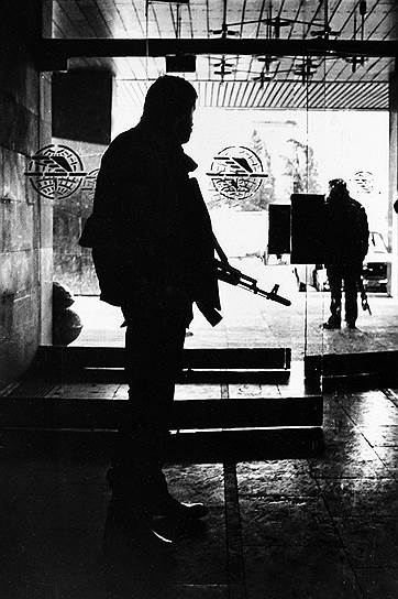 20 февраля 1988 года населенный преимущественно армянами Нагорный Карабах заявил о своем выходе из состава Азербайджана. 10 декабря 1991 года прошел референдум, по результатам которого 99,89% населения высказались за полную независимость от Азербайджана. Официальный Баку признал данный акт незаконным и упразднил существовавшую в советские годы автономию Карабаха. Несколько дней спустя распался СССР. Все эти события спровоцировали вооруженный конфликт, в ходе которого Азербайджан пытался удержать Карабах, а армянские отряды отстаивали независимость края при поддержке Еревана и армянской диаспоры из других стран 