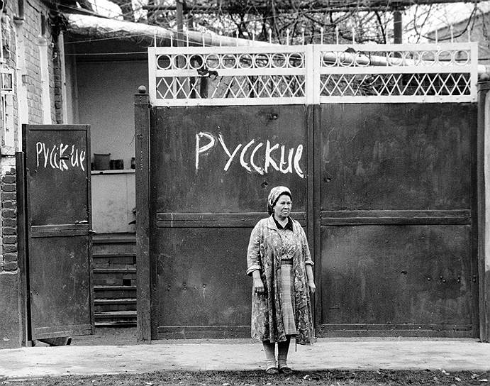 Снабжение жителей НКАО продуктами и другими товарами осуществлялось нерегулярно. После того, как было прекращено пассажирское сообщение по железной дороге и  резко сокращено количество авиарейсов Степанакерт—Ереван, сообщение с НКАО велось только посредством гражданской авиации. День за днем обстреливались как азербайджанские, так и армянские села. Велась бомбежка с воздуха 