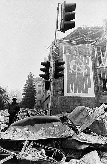 6 мая 1994 года три стороны подписали соглашение о перемирии, в результате которого Азербайджан фактически потерял контроль над Нагорным Карабахом. С тех пор между Азербайджаном и Арменией ведутся переговоры по мирному урегулированию конфликта при посредничестве США, России и Франции 