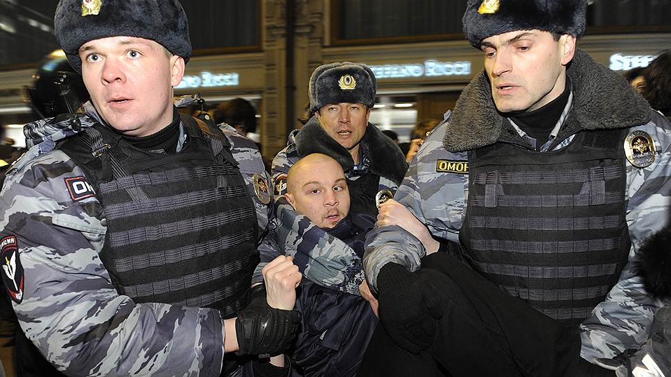 Акция широко анонсировалась в социальных сетях, и территория около Кремля оказалась оцеплена прямо с утра, еще до того, как судья Наталья Никишина огласила приговор подсудимым 