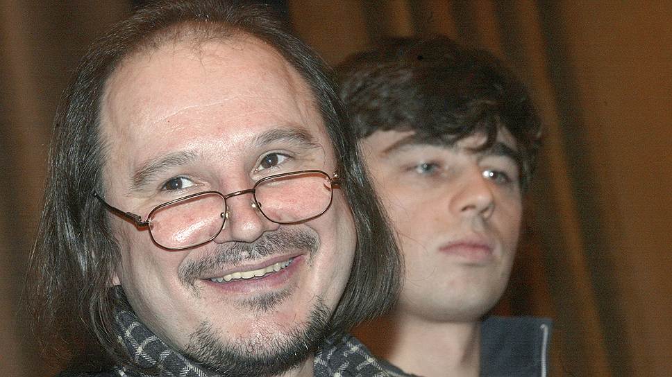 «У меня нет круга общения, я редко выхожу из дома, не поддерживаю старых знакомств и терпеть не могу пустопорожних разговоров» С 1990 года Алексей Балабанов жил и работал в Санкт-Петербурге. В 1992 году вместе с продюсером Сергеем Сельяновым он учредил кинокомпанию «СТВ», при содействии которой снял большинство своих фильмов На фото: с актером Сергеем Бодровым-младшим