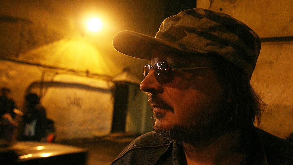 «У каждого режиссера есть только один хороший фильм. Мне "Про уродов и людей" нравится» Алексей Балабанов, не раз уверявший, что собственные фильмы не любит, лучшей своей работой считал «Про уродов и людей» (1998). За эту стилизованную черно-белую драму режиссер был удостоен премии «Ника»