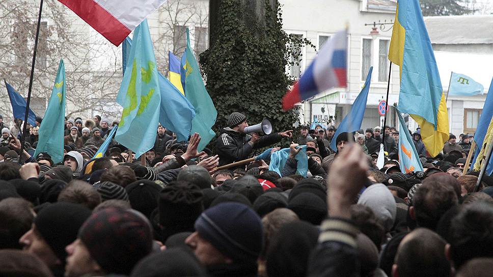 Их митинг стал ответом на начавшуюся накануне акцию крымчан с требованием к руководству региона не признавать новую власть в Киеве 