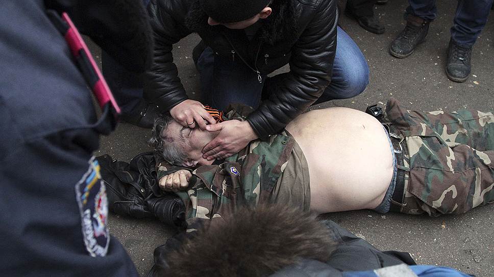 Часть участников митинга предприняла попытку проникнуть в здание Верховного Совета Крыма. Люди выломали дверь служебного входа и проникли в кабинет на первом этаже, где их встретили сотрудники милиции и пресекли эту попытку 