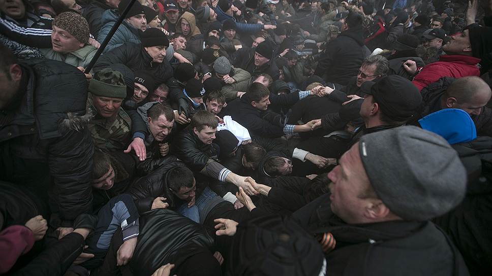 Председатель Совета министров Крыма Анатолий Могилев заявил, въезд на территорию Крыма был взят под контроль для «недопущения экстремизма» 