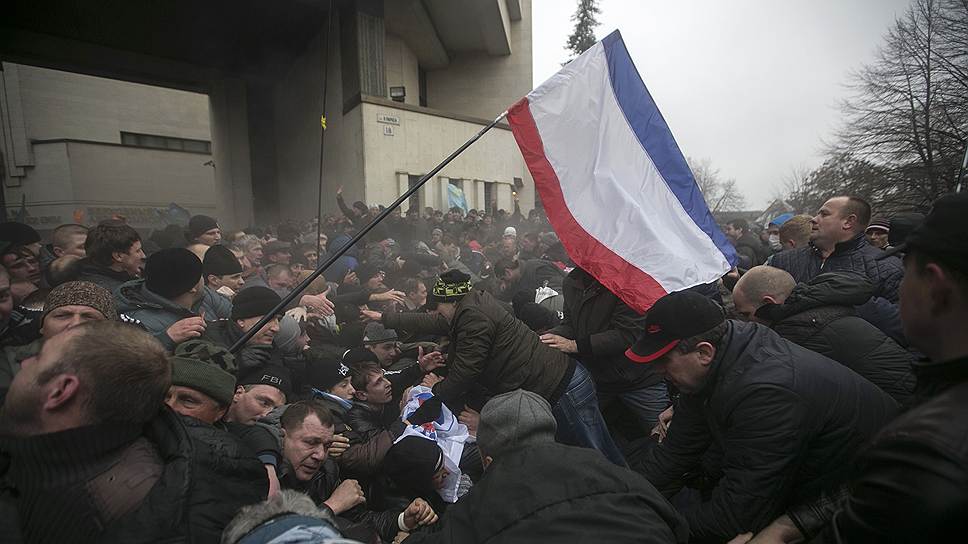 «Слава Украине, героям слава!», — скандируют сторонники Евромайдана 