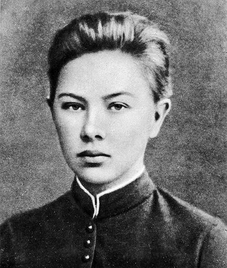 «Наука — это громадная сокровищница знаний, накопленных человечеством»  Надежда Крупская родилась в бедной дворянской семье 26 февраля 1869 года. Будучи студенткой петербургских Высших женских курсов, в 1891 году Крупская вступила в студенческий марксистский кружок и занялась пропагандистской работой 