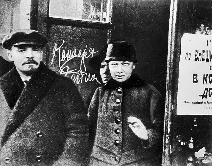 Глеб Кржижановский, соратник Ленина: «Владимир Ильич мог найти красивее женщину, вот и моя Зина была красивая, но умнее, чем Надежда Константиновна, преданнее делу, чем она, у нас не было…»  Надежда Крупская познакомилась с Владимиром Лениным в 1894 году. На пропагандистской работе вместе они организовали «Союз борьбы за освобождение рабочего класса». Спустя два года она была арестована и сослана в Сибирь. В июле 1898 года они обвенчались, тогда же Крупская вступила в РСДРП. Семья Ленина не приняла Крупскую, там находили, что у нее уж очень «селедочный вид» (имелось в виду то, что у Крупской глаза были навыкате – один из признаков обнаруженной позднее базедовой болезни) 
