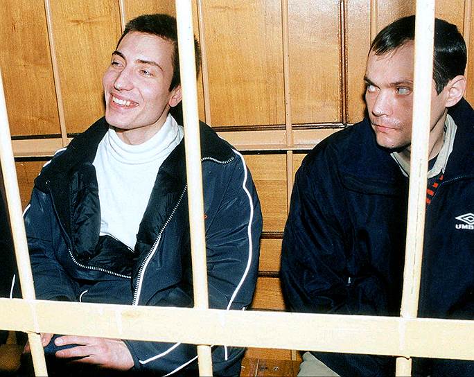 Запрет на деятельность секты в России не помешал некоторым ее последователям продолжать деятельность по «очищению» и «просвещению». В декабре 2001 года во Владивостоке осудили группу адептов во главе с Дмитрием  Сигачевым (слева). Они планировали организацию терактов в Японии как акцию протеста, направленную на освобождение из тюрьмы Cёко Асахары  